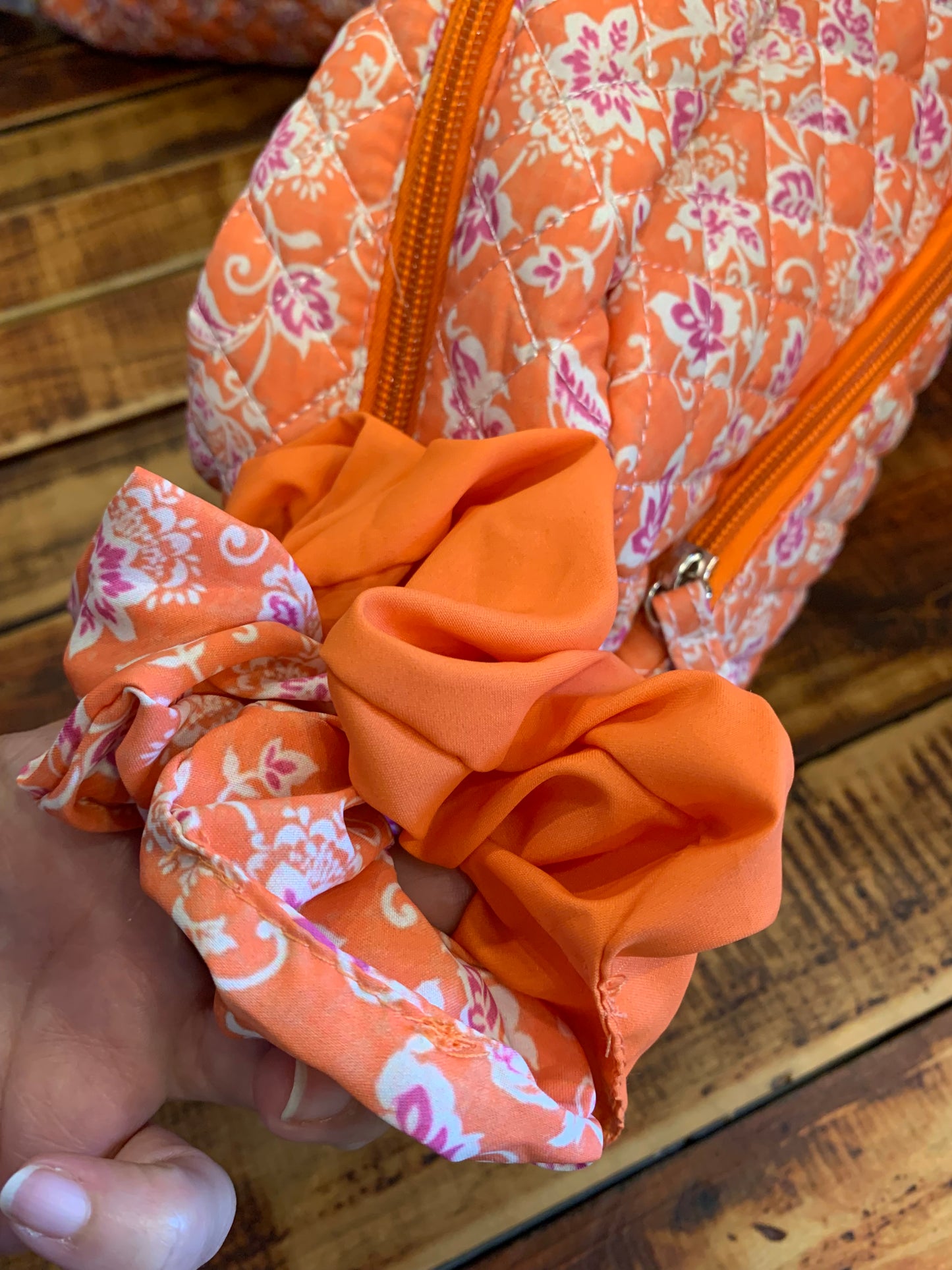 Cosmetiquero + 2 scrunchies Umbrale